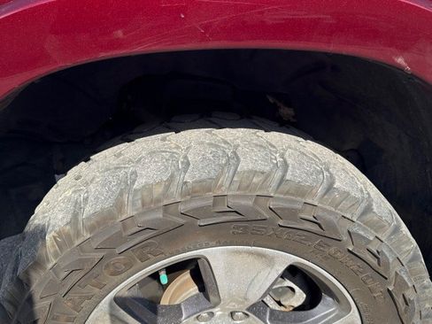 Used 2019 RAM 1500 Laramie AWD/4WD image 2