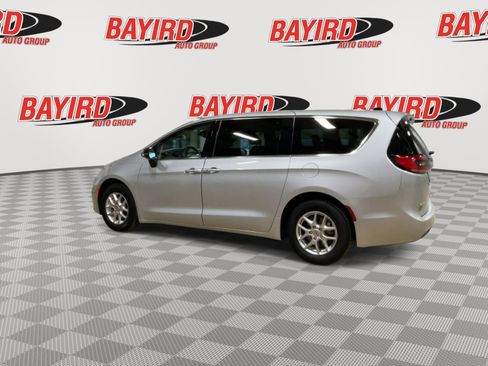 Used 2024 Chrysler Pacifica Touring-L FWD image 7