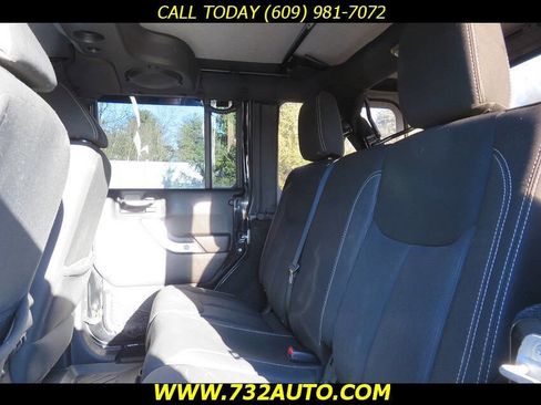 Used 2014 Jeep Wrangler Unlimited Sahara image 9