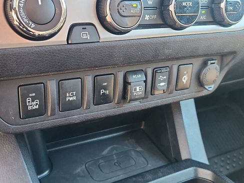 Used 2018 Toyota Tacoma Limited image 27