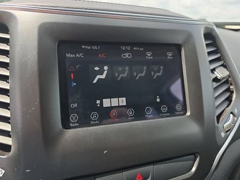 Used 2019 Jeep Cherokee Latitude Plus FWD image 25