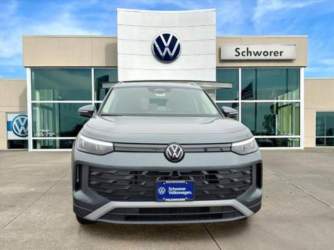 New 2026 Volkswagen Tiguan SE image 8