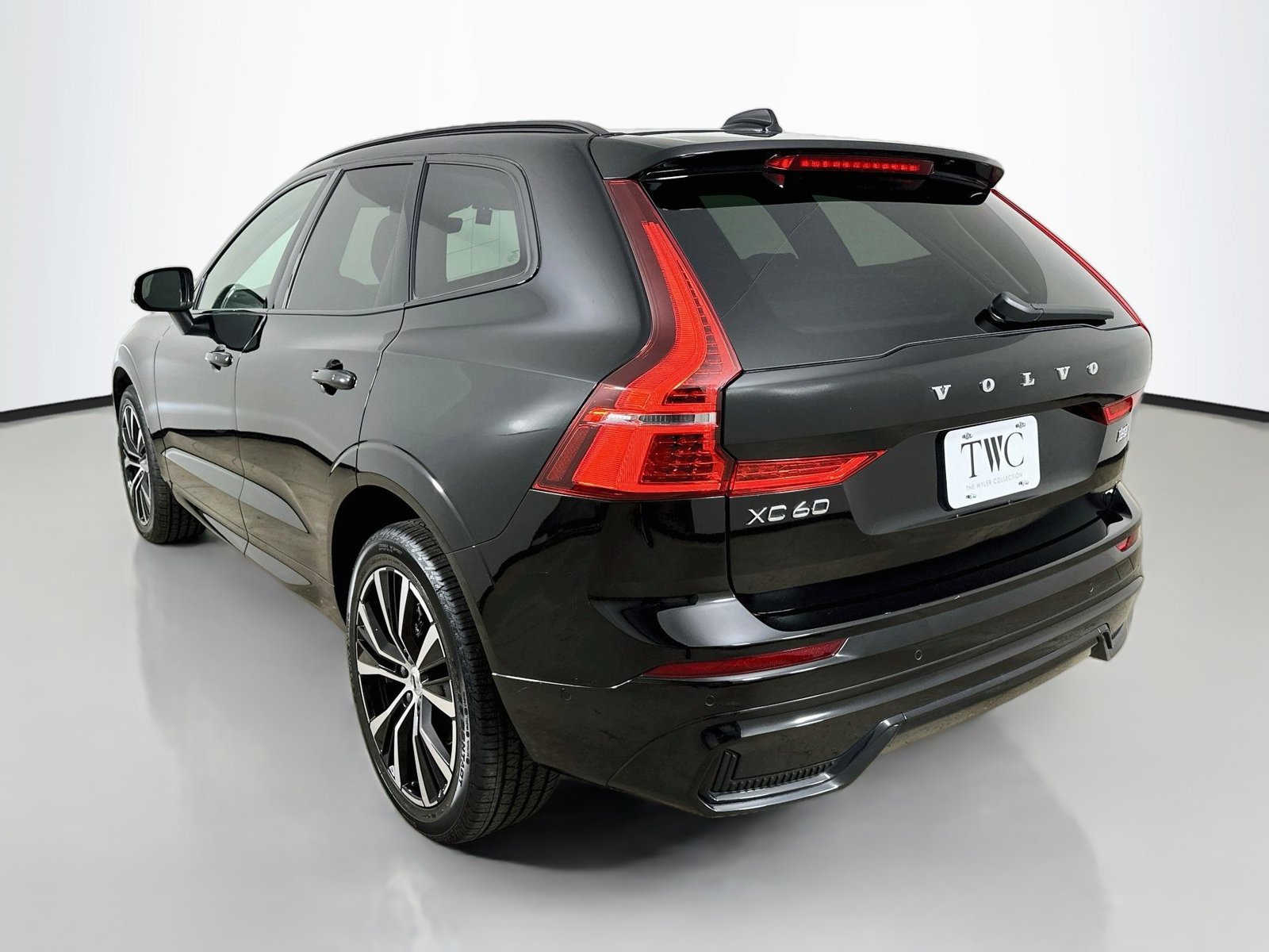 Used 2024 Volvo XC60 B5 Plus w/ Climate Package AWD/4WD image 7