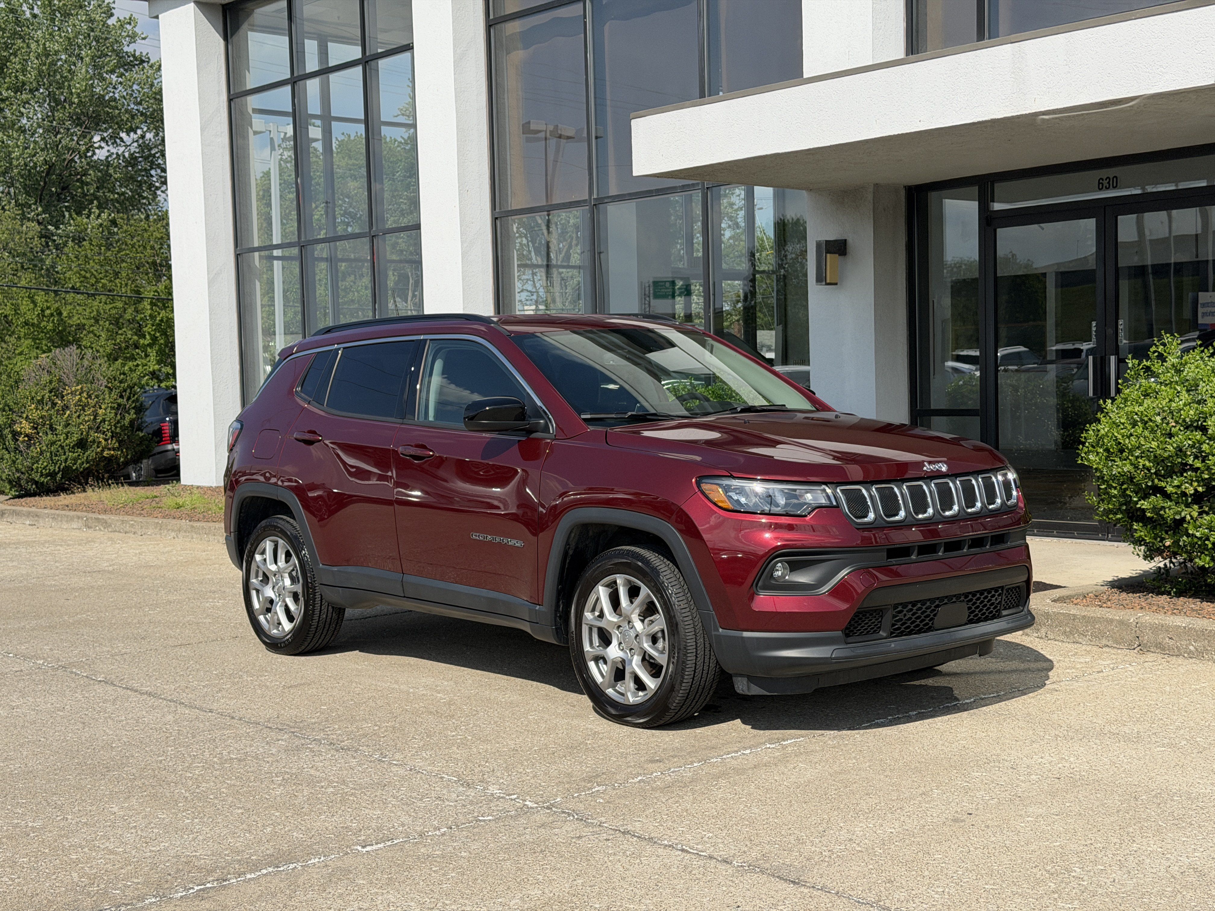 Used 2022 Jeep Compass Latitude AWD/4WD image 2