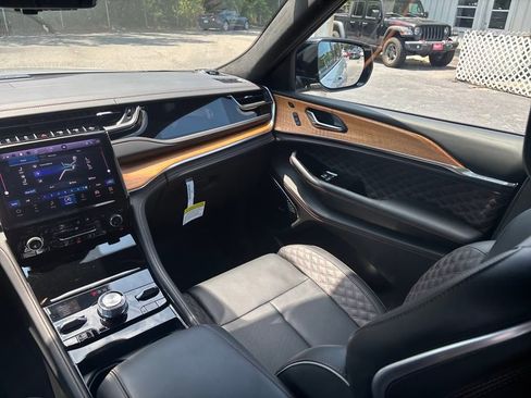 New 2024 Jeep Grand Cherokee Summit image 14