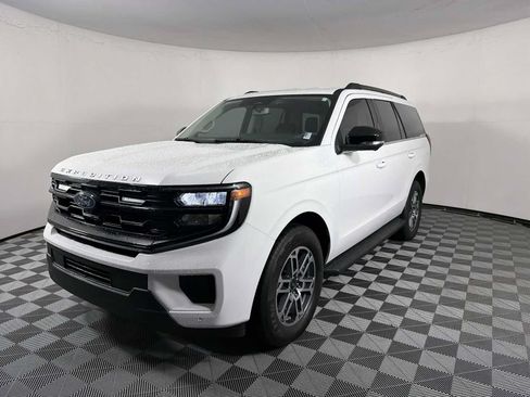 Used 2026 Ford Expedition Active RWD image 3