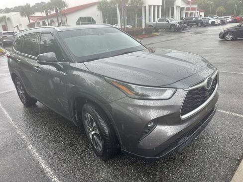 Used 2022 Toyota Highlander XLE FWD image 2