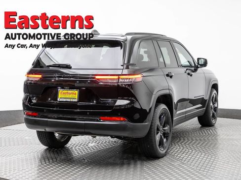 Used 2023 Jeep Grand Cherokee Limited w/ Black Appearance Package AWD/4WD image 5