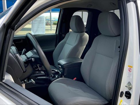 Used 2019 Toyota Tacoma SR image 5