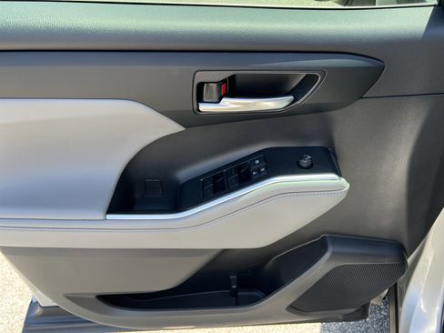 Used 2023 Toyota Highlander XLE FWD image 18