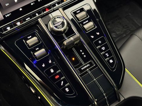 Used 2025 Aston Martin V8 Vantage Coupe image 38