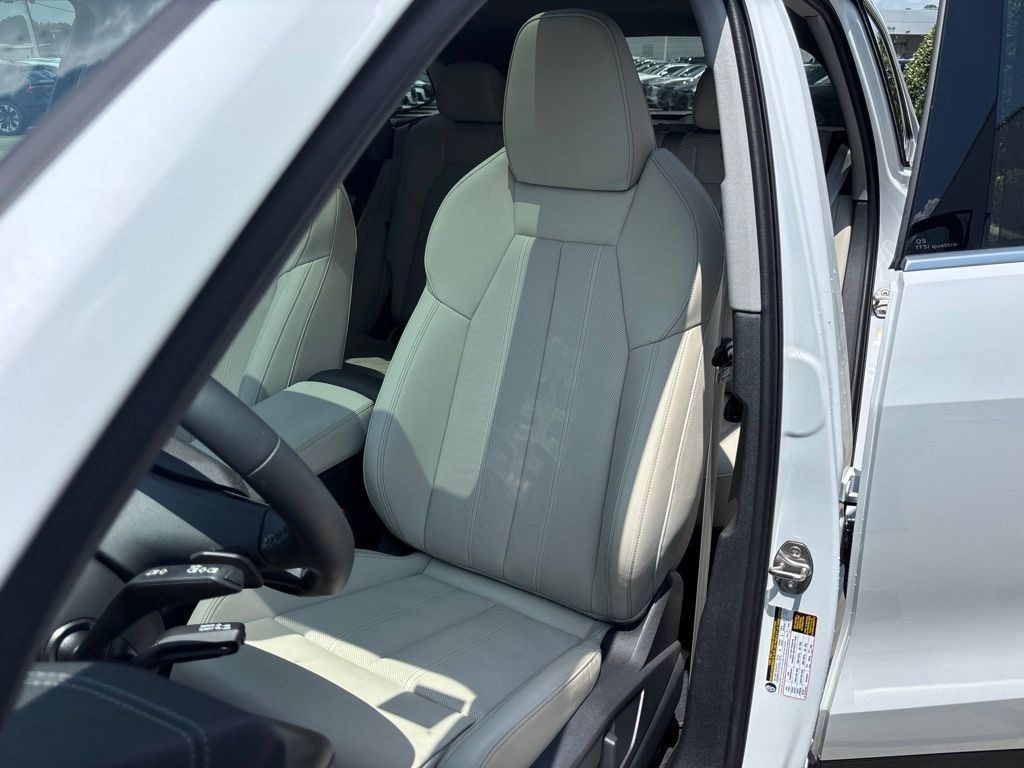 Used 2025 Audi Q5 Premium Plus w/ Premium Plus AWD/4WD image 12