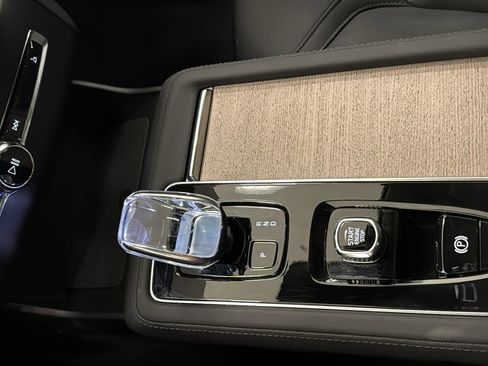 Used 2025 Volvo XC90 B6 Plus image 19