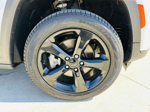 Used 2023 Jeep Grand Cherokee L Limited w/ Black Appearance Package image 46