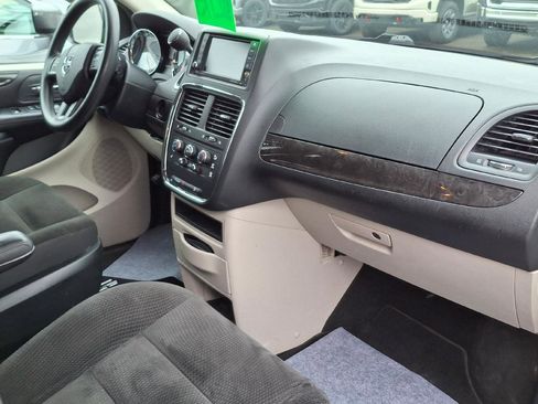 Used 2018 Dodge Grand Caravan SE FWD image 10