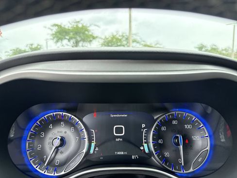 Used 2022 Chrysler Pacifica Touring-L FWD image 17