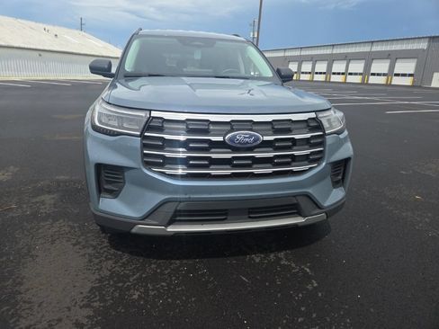 Used 2025 Ford Explorer Active RWD image 2