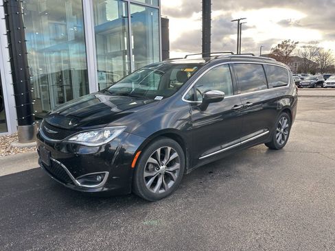 Used 2017 Chrysler Pacifica Limited image 2