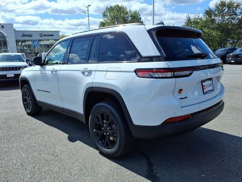 New 2025 Jeep Grand Cherokee Altitude image 7