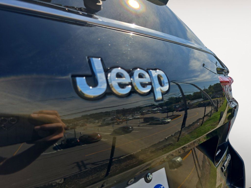 Used 2023 Jeep Grand Cherokee L Limited AWD/4WD image 9