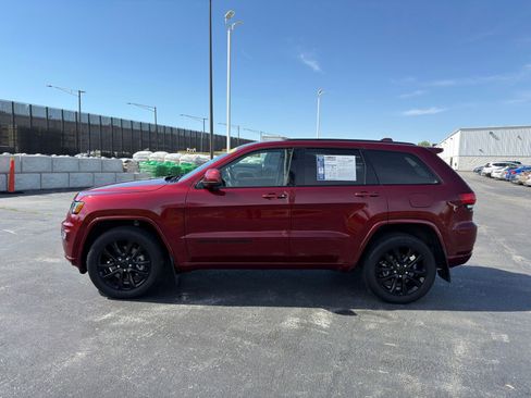 Used 2021 Jeep Grand Cherokee Laredo X AWD/4WD image 3