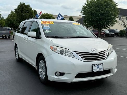 Used 2017 Toyota Sienna XLE w/ XLE Navigation Package FWD image 4