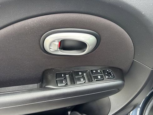 Used 2016 Kia Soul + FWD image 13