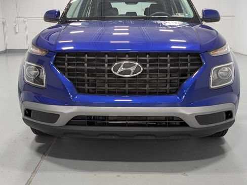 Used 2023 Hyundai Venue SE FWD image 2