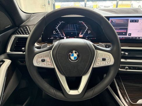 Used 2024 BMW X7 xDrive40i w/ Premium Package AWD/4WD image 17