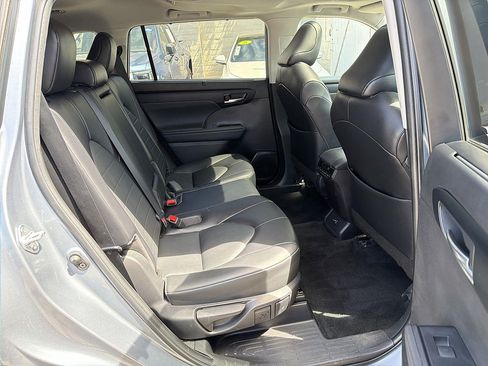Used 2022 Toyota Highlander XLE FWD image 27