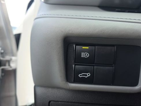 Used 2021 Toyota Highlander XLE image 17