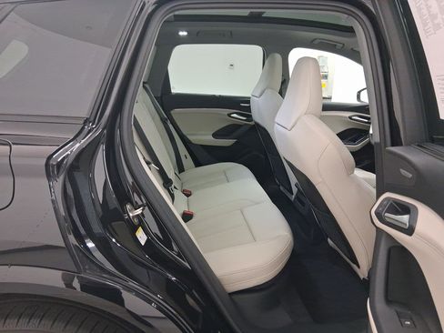 Used 2025 Audi Q6 e-tron Premium Plus image 30