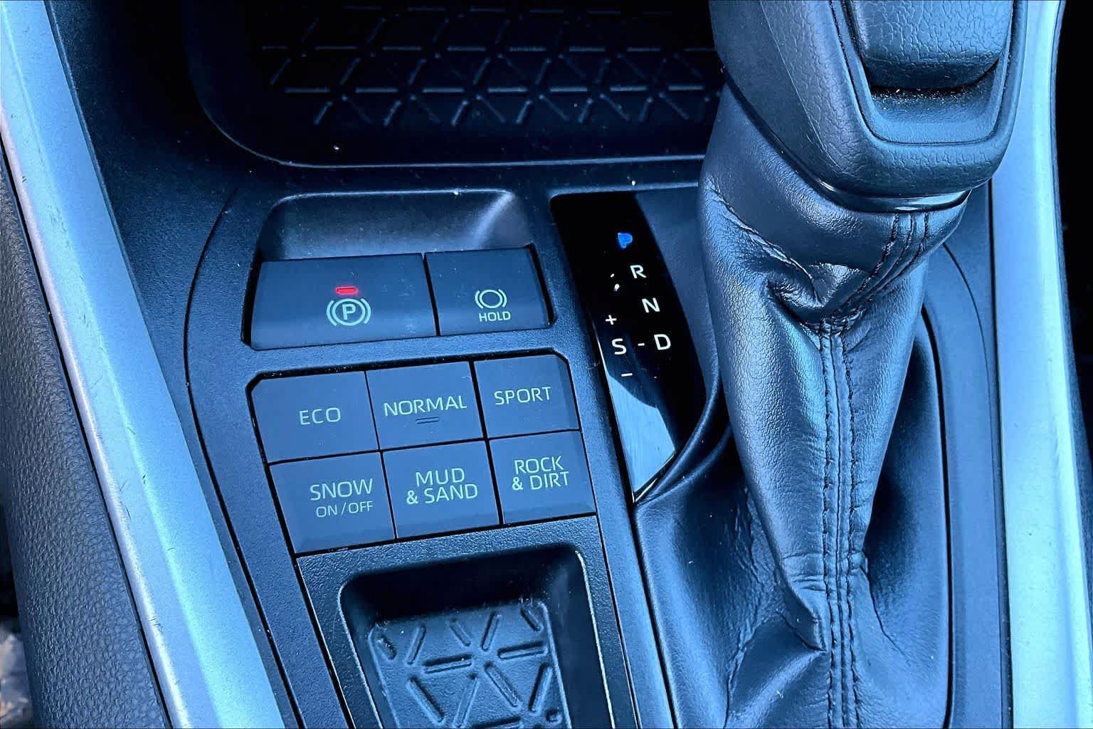 Certified 2025 Toyota RAV4 LE AWD/4WD image 33