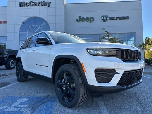 New 2025 Jeep Grand Cherokee Altitude AWD/4WD image 1