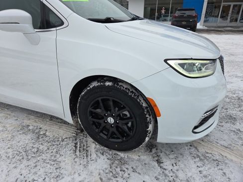 Used 2022 Chrysler Pacifica Touring-L image 27