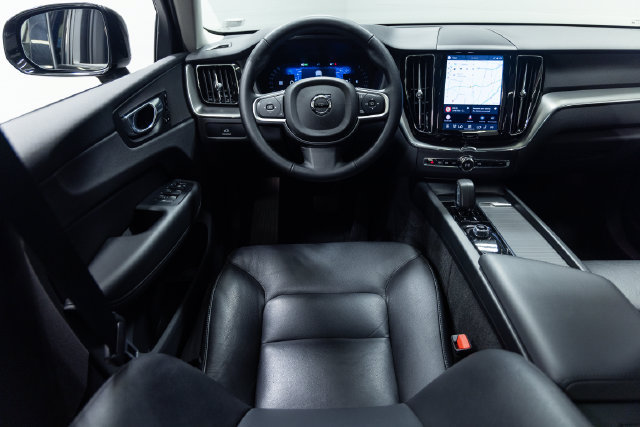 Used 2025 Volvo XC60 B5 Core AWD/4WD image 3