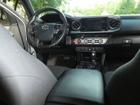 Used 2019 Toyota Tacoma TRD Sport AWD/4WD image 8