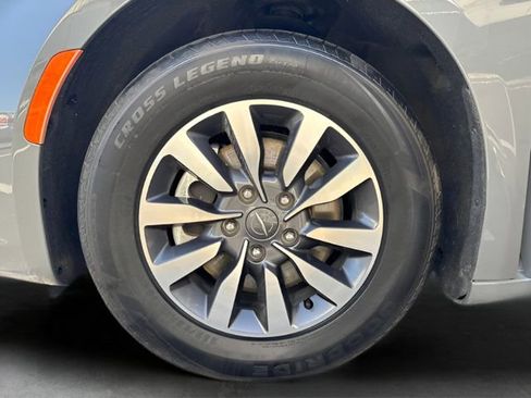 Used 2022 Chrysler Pacifica Touring-L FWD image 42