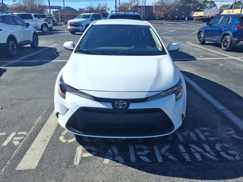 Used 2025 Toyota Corolla LE image 2