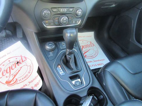 Used 2019 Jeep Cherokee Latitude Plus w/ Comfort/Convenience Group image 17