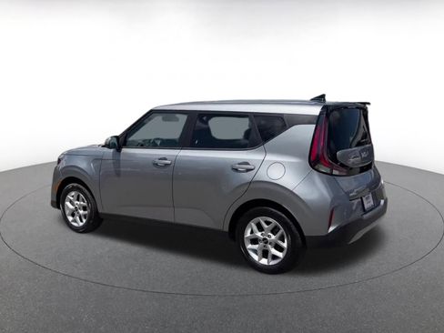 Used 2025 Kia Soul LX w/ LX Technology Package FWD image 9