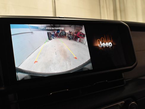 Used 2025 Jeep Wrangler Sahara image 17