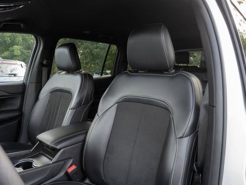 Used 2024 Jeep Grand Cherokee L Laredo image 14