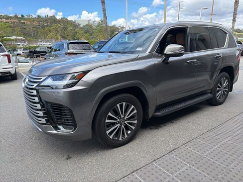 Used 2024 Lexus LX 600 4WD w/ Premium Package image 3