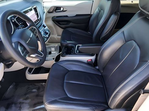 Used 2022 Chrysler Pacifica Touring-L AWD/4WD image 12