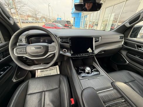 Used 2023 Jeep Wagoneer Series III w/ Preferred Equipment Group image 18