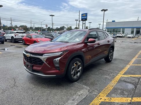 Used 2025 Chevrolet Trax LT FWD image 4