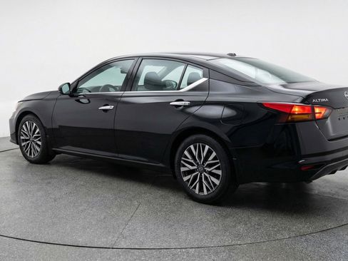 Used 2025 Nissan Altima 2.5 SV FWD image 6