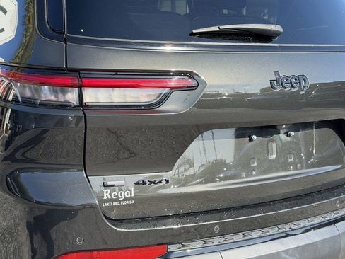 Used 2022 Jeep Grand Cherokee L Limited w/ Black Appearance Package AWD/4WD image 10