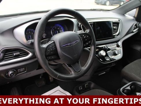 Used 2020 Chrysler Pacifica Touring w/ Advanced Safetytec Group FWD image 2